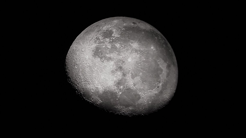 Lunar regolith containing helium-3