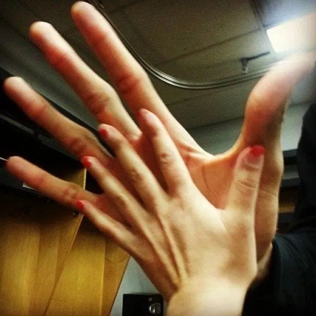 Comparison of reporter's hand and NBA player's hand