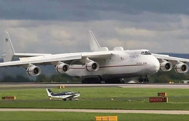 An-225 compared to a small aircraft